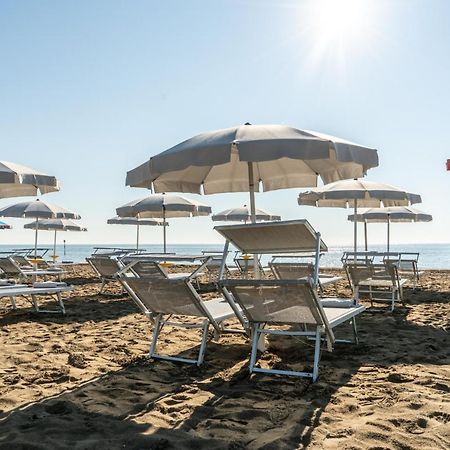 Hotel Athena Lignano Sabbiadoro Exterior photo