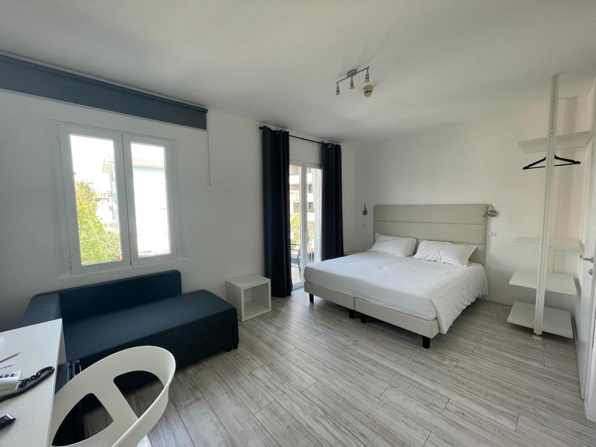 Hotel Athena Lignano Sabbiadoro Exterior photo