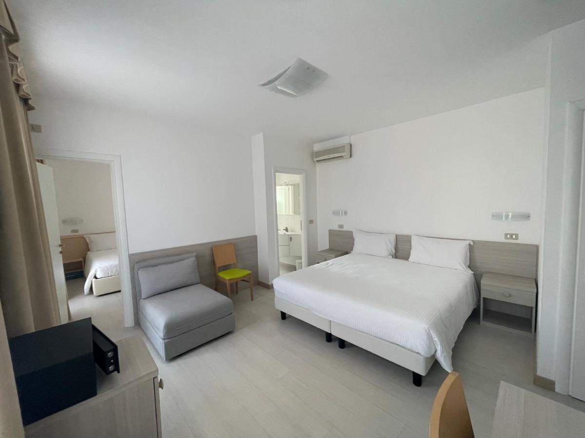 Hotel Athena Lignano Sabbiadoro Exterior photo
