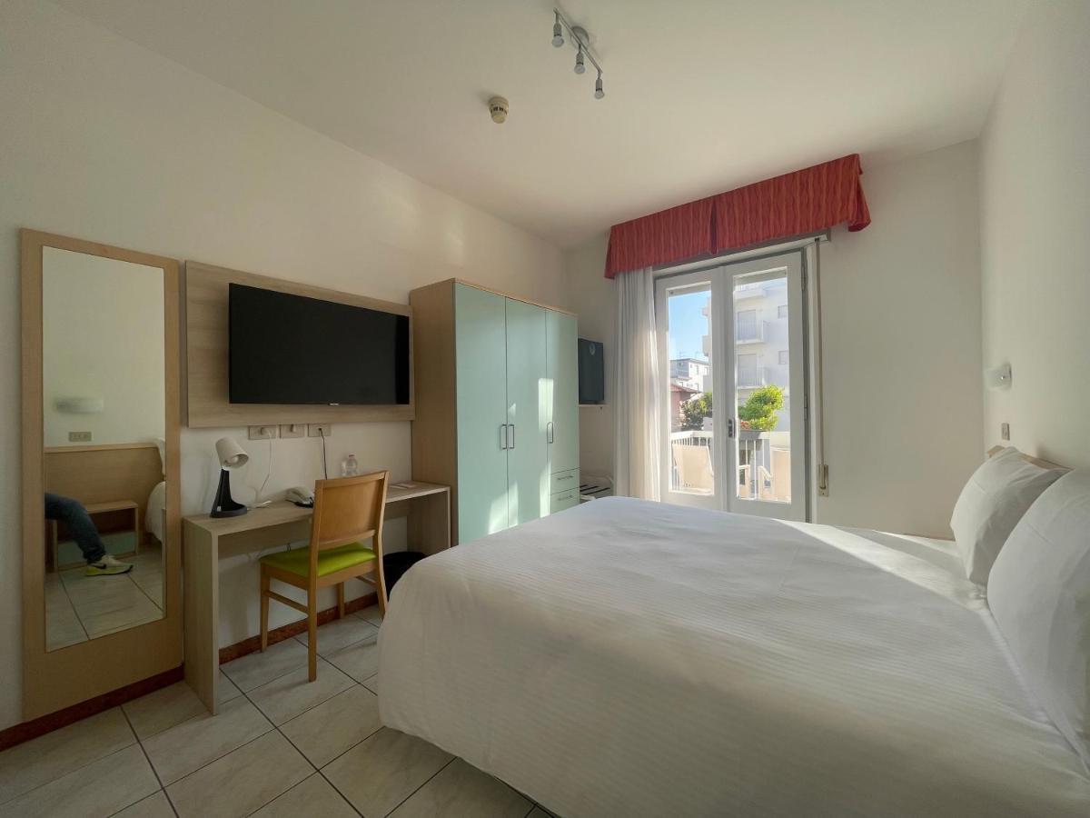 Hotel Athena Lignano Sabbiadoro Exterior photo