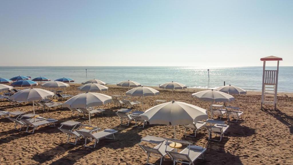 Hotel Athena Lignano Sabbiadoro Exterior photo
